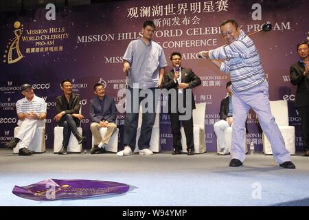 Chinesischen Basketball Superstar Yao Ming und Hong Kong Schauspieler Eric Tsang spielen mit Golf Clubs während der Pressekonferenz zur Mission Hills 2012 W im Ruhestand Stockfoto