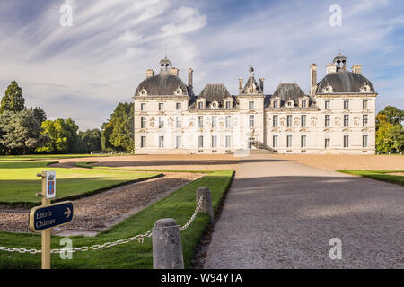 Chateau de Cheverny im Tal der Loire, Frankreich. Teil des Chateaux de la Loire, Chateau de Cheverny stammt aus dem frühen 17. Jahrhundert. Das Design o Stockfoto