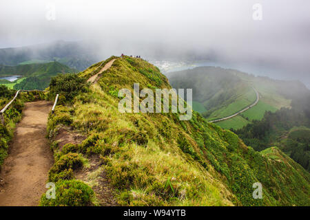 Berühmten Blick auf malerische Sete Cidadas an einem bewölkten Tag, Sao Miguel, Azoren, Portugal Stockfoto