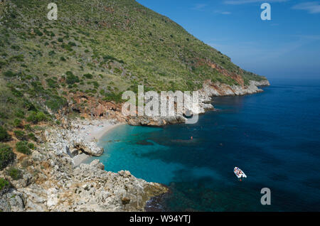 Blick auf den schönen Strand - Cala Della Capreria im Naturpark Zingaro, Sizilien Stockfoto