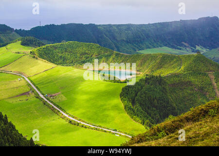 Berühmten Blick auf malerische Sete Cidadas an einem bewölkten Tag, Sao Miguel, Azoren, Portugal Stockfoto