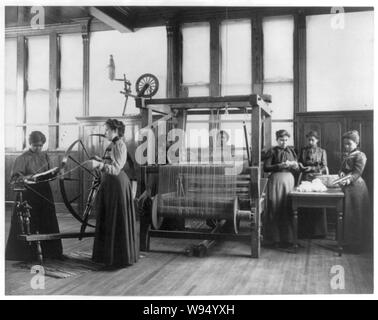 Afro-amerikanische Frauen weben Wolldecke in Hauswirtschaft Klasse im Hampton Institut, Hampton, Virginia. Stockfoto