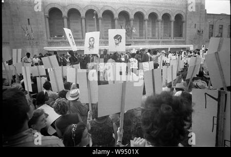 Afrikanischen amerikanischen und weißen Mississippi Freie Demokratische Partei Anhänger afro-amerikanischen und weißen Mississippi Freie Demokratische Partei Unterstützer demonstrieren außerhalb der Democratic National Convention 1964, Atlantic City, New Jersey einige halten Schilder mit Porträts der Getöteten zivilen Rechte der Arbeitnehmer James Earl Chaney, Andrew Goodman und Michael Schwerner/WKL. Stockfoto