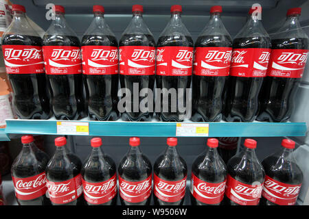 ------ Flaschen Coca-Cola sind auf Verkauf in einem Supermarkt in Huaibei gesehen, East China Provinz Anhui, 18. April 2012. Provinzbehörden haben oder Stockfoto