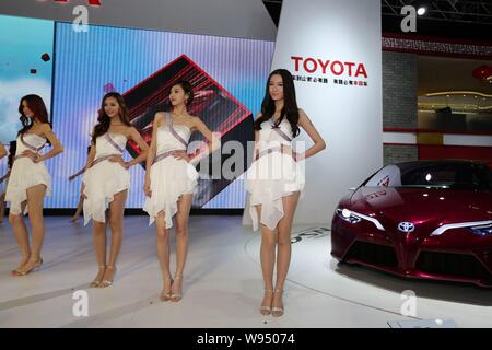 - - - - Modelle stellen am Stand von Toyota bei der Auto Show in Peking, China, 24. April 2012. Toyota Motor Corp., der größte Automobilhersteller in Asien, pl Stockfoto