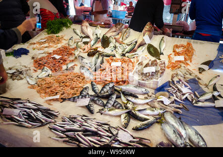 Mit verschiedenen Arten von frischen Meeresfrüchten, Fisch, Garnelen, Muscheln in Catania Fischmarkt, Italien Stockfoto