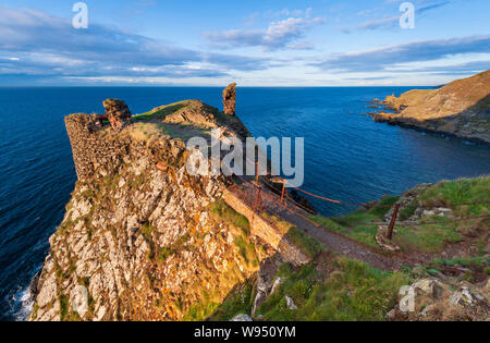 Abendsonne auf den Ruinen der Burg und den Berwickshire Küste in der Nähe von St. Abbs National Nature Reserve in den Scottish Borders Stockfoto