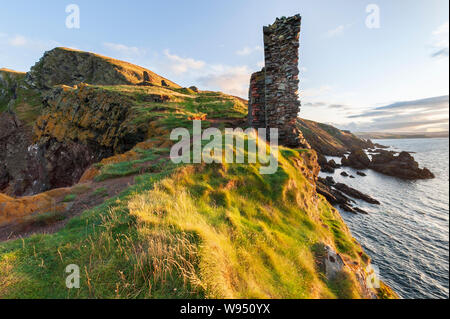 Abendsonne auf den Ruinen der Burg und den Berwickshire Küste in der Nähe von St. Abbs National Nature Reserve in den Scottish Borders Stockfoto