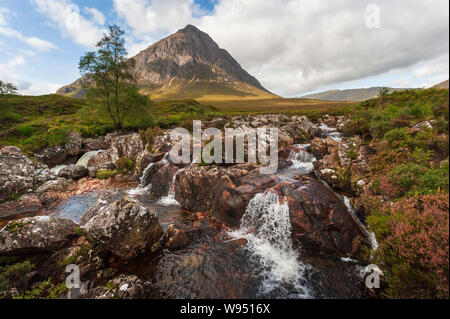 Iconic Landschaft stob auf Buachaille Etive Mor Dearg mit Wasserfall auf dem Fluss Coupall an der Grenze von Glen Etive und Glen Coe in den schottischen Highlands. Stockfoto