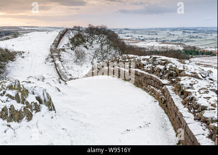 Winter Schnee auf Hadrian's Wall auf der Route der Pennine Way in der Nähe von greenhead Walltown Crags, Northumberland Stockfoto