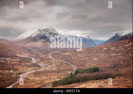 Blick von Beinn a' Chrulaiste über Altnafeadh auf die A82 Straße, wie es Winde Vergangenheit Larig Gartain und Buachaille Etive Beag in Glen Coe Stockfoto