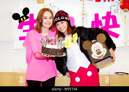 Gillian Chung (R) und Charlene Choi Hong Kong weibliche duo Zwillinge stellen während eines Fans treffen feiern Geburtstag Gillians in Hongkong, China, 18 Jan Stockfoto