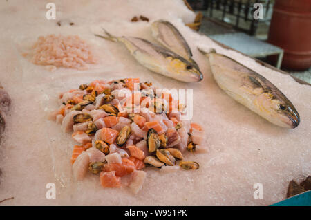 Nahaufnahme von frischen, rohen Garnelen, Lachs, Muscheln auf dem Eis auf dem traditionellen Markt von Palermo, Sizilien Stockfoto