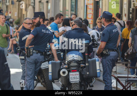 Eine Gruppe von Polizisten in der Hauptstraße von Palermo in der Nähe der Polizei Motorrad Stockfoto