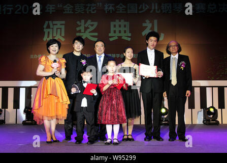 Chinesische Pianist Lang Lang, zweite links, Haltungen mit Ma Weihua, Präsident der China Merchants Bank (CMB), 5. rechts, renommierten Dirigenten Xieyang Chen, r Stockfoto