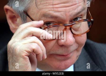 Der für Handel zuständige EU-Kommissar Karel De Gucht stellte bei einem Treffen mit Chen Deming, Minister für Handel von China, in Peking, China, 14. Februar 2012 Stockfoto