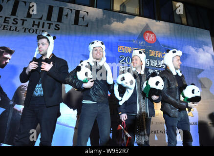 (Von links) Mark, Nicky, Kian und Shane der Irischen Boyband Westlife abgebildet sind während einer Pressekonferenz in Chengdu, Sichuan im Südwesten Chinas provinc Stockfoto