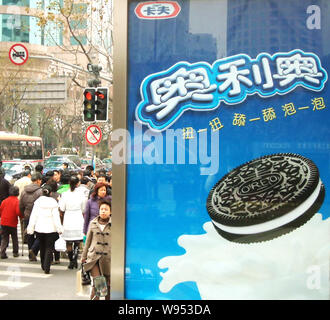 Lokale chinesische Bewohner vorbei an einer Werbung für Oreo Cookies von Kraft in Shanghai, China, 15. Februar 2007. Stockfoto