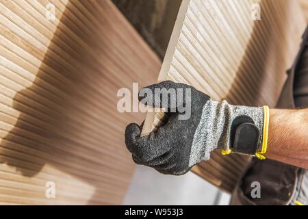 Keramische Fliesen an der Wand installieren. Bauarbeiter Installation modernes Design Fliesen. Stockfoto