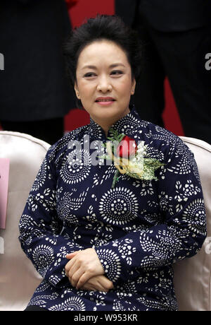 Chinesische Sopran Peng Liyuan, Frau des chinesischen Vizepräsidenten Xi Jinping, besucht eine Zeremonie für die ersten China Arts Awards in Peking, China, 19. Dezem Stockfoto