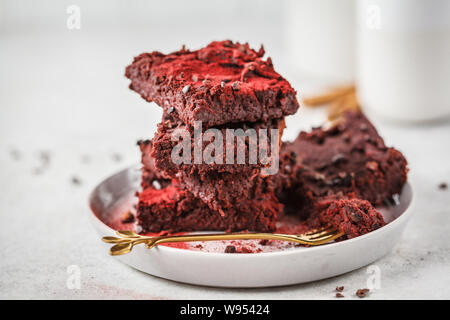Rote Beete vegan Schokoladenkuchen auf grau Platte. Gesunde vegane Ernährung Konzept. Stockfoto