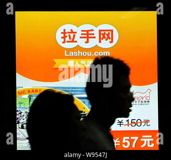 ---- Fußgänger vorbei an einer Werbung für Lashou.com in Shanghai, China, 27. Juli 2011. Der Finanzvorstand der Lashou, eine chinesische Gruppe kaufen - Website, Stockfoto