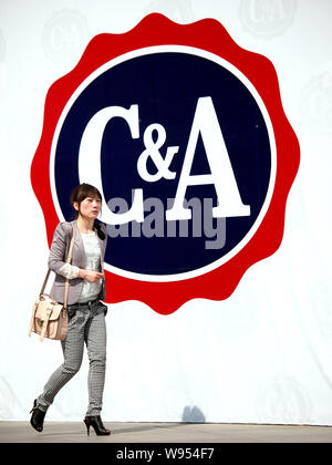 ---- Einen Fußgänger an der Logo von C&A in Peking, China, 18. April 2011. Montblanc und C&A Sonnenbrillen wurden auf den minderwertigen Liste der t Stockfoto