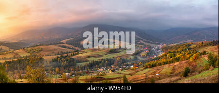 Bunte Herbst Panorama Landschaft im Bergdorf Stockfoto