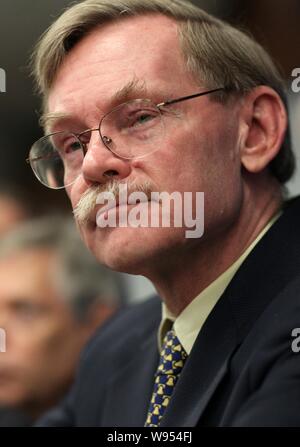 Der Präsident der Weltbank, Robert Zoellick wird dargestellt, auf einer Pressekonferenz in Peking, China, 28. Februar 2012. China wird angesichts zunehmender Herausforderungen Stockfoto