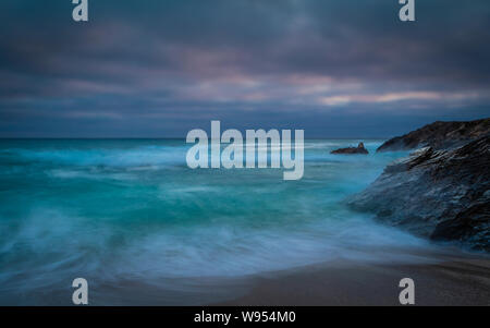 Wenig Fistral in der Nähe von Newquay in Cornwall bei Sonnenuntergang im Sommer Stockfoto