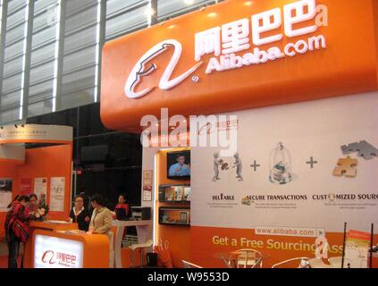 ---- Leute besuchen Sie den Stand von Alibaba während einer Messe in Shanghai, China, 5. März 2011. Chinesische e-commerce-Unternehmen Alibaba Group Holding Ltd. ex Stockfoto