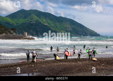 Surfer in Recco auf das Ligurische Meer in Italien Stockfoto