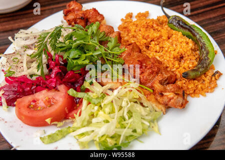 Lamm Kebob, Salat, Reis und Paprika auf Platte Stockfoto