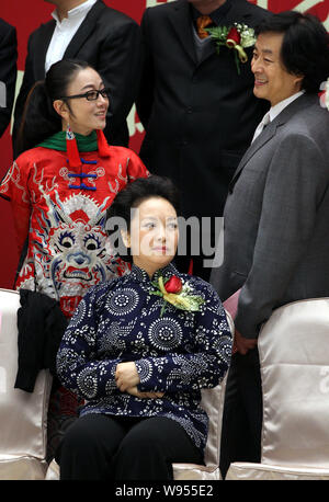 Chinesische Sopran Peng Liyuan, Frau des chinesischen Vizepräsidenten Xi Jinping, besucht eine Zeremonie für die ersten China Arts Awards in Peking, China, 19. Dezem Stockfoto