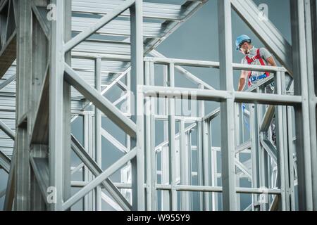 Kaukasische Arbeiter auf das Skelett aus Stahl im Hochbau. Industrielle Thema. Stockfoto