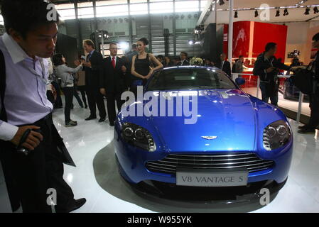 ---- Besucher Blick auf die Aston Martin V8 Vantage S während der Auto Show in Shanghai, China, 19. April 2011. Britische Sportwagenhersteller Aston Stockfoto