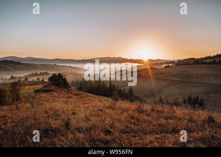 Sonnenaufgang in den Karpaten Landschaft Stockfoto