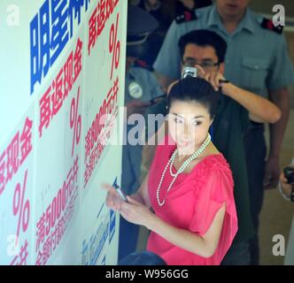 Chinesischen Olympischen tauchen Meister Guo Jingjing wird dargestellt, während einer fördernden Tätigkeit in Fuzhou, China Fujian Provinz, 6. Mai 2012. Stockfoto