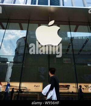 ---- Ein Fußgänger geht vorbei an einem Apple Store in Shanghai, China, 18. September 2011. Apple kündigte es beginnen würde, den Verkauf des iPhone 4S in mainla Stockfoto