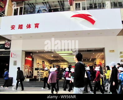 ---- Fußgänger vorbei eine Anta sportswear Store in Shanghai, China, 11. März 2010. Chinesische sportswear Anta hat seine semi-eine veröffentlicht. Stockfoto