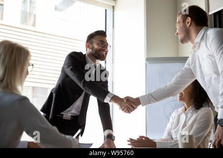 Lächelnd Geschäftsleute handshaking Nach erfolgreicher Konzern Verhandlungen Stockfoto
