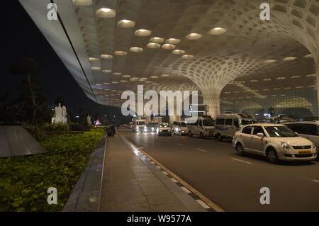 Außenbereich von Mumbai International Airport in der Nacht rief auch Chhatrapati Shivaji International Airport Stockfoto