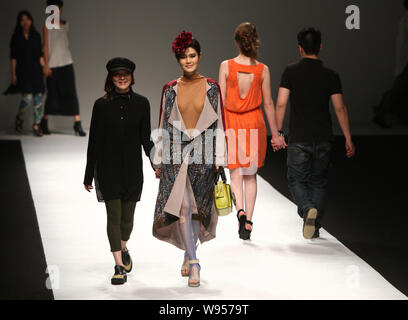 Modelle zeigen die neuen Kreationen von Studenten vom Raffles Design Institut für Donghua Universität auf einer Modenschau während der Shanghai Fashion Week Au Stockfoto