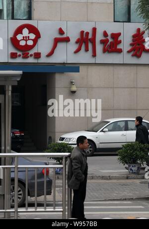 ---- Fußgänger vorbei an einem Zweig von Guangzhou Wertpapiere in Peking, China, 25. September 2010. China Securities regulator hat es genehmigt Stockfoto