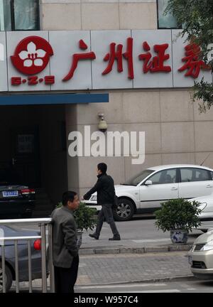---- Fußgänger vorbei an einem Zweig von Guangzhou Wertpapiere in Peking, China, 25. September 2010. China Securities regulator hat es genehmigt Stockfoto