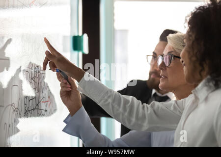 Close Up diverse Kollegen Zeichnung auf dem Flipchart, Brainstorming Stockfoto