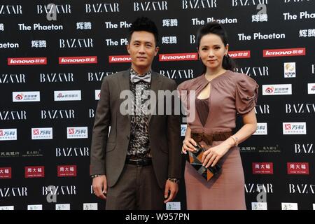 Taiwanesische Sängerin, Schauspielerin und TV-Moderatorin Annie Yi, rechts, und Chinesische Sänger und Schauspieler Du Chun posieren auf dem roten Teppich, wie sie für die 2012 BAZA ankommen Stockfoto