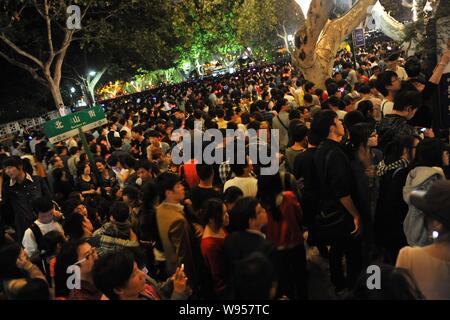 Menschenmassen strömen zu Feuerwerk während der 2012 Hangzhou Internationale Feuerwerk in Hangzhou City, East China Zhejiang provinz, 13 Oc beobachten Stockfoto