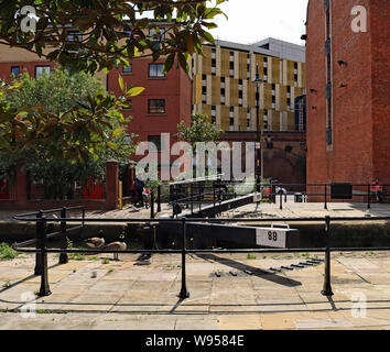 Schutzzäune kürzlich installierten Menschen vor der Kreuzung die Schleusentore auf Tib Schloss am Rochdale Kanal im Zentrum von Manchester zu verhindern. Stockfoto