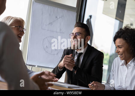 Gerne diverse Mitarbeiter, Business Team Spaß bei Corporate Briefing Stockfoto